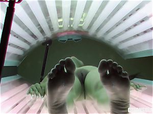 brown-haired teen fingerblasting vulva